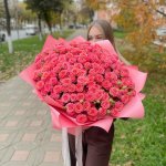 Букет " 75 кустовых роз в оформлении" с доставкой по Кирову - Интернет-магазин Дари цветы