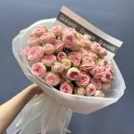 Букет "15 кустовых роз в оформлении" с доставкой по Кирову - Интернет-магазин Дари цветы