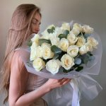 Букет "25 роз с эвкалиптом" с доставкой по Кирову - Интернет-магазин Дари цветы