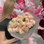 Букет "25 роз эквадор в оформлении" с доставкой по Кирову - Интернет-магазин Дари цветы